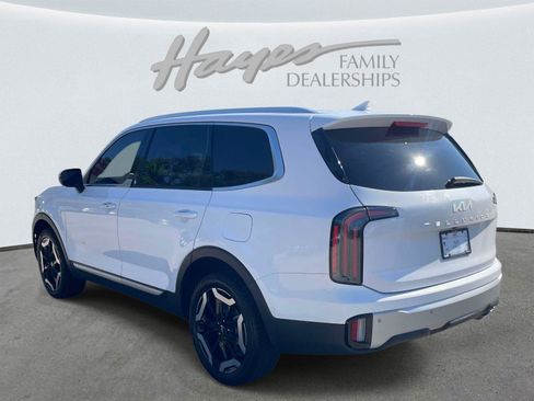 Used 2023 Kia Telluride EX w/ EX Captain's Chair Package FWD image 5