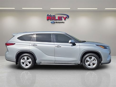 Used 2022 Toyota Highlander LE image 6