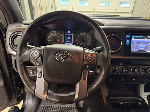 Used 2018 Toyota Tacoma TRD Sport AWD/4WD image 12