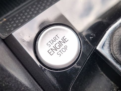 Used 2024 Volkswagen Taos SE image 19