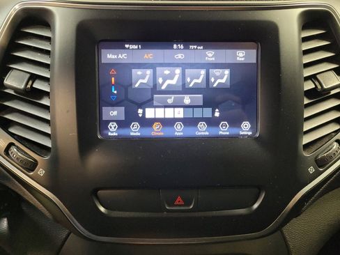 Used 2019 Jeep Cherokee Latitude w/ Cold Weather Group FWD image 25