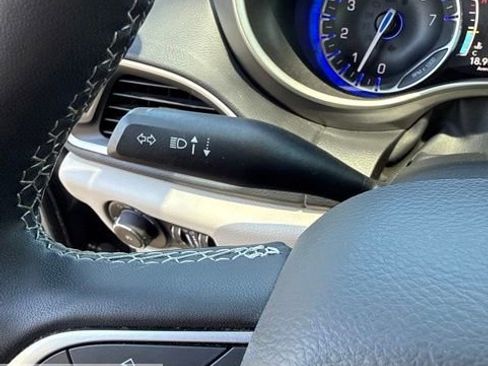 Used 2023 Chrysler Pacifica Touring-L FWD image 47
