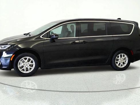 Used 2023 Chrysler Pacifica Touring-L FWD image 3