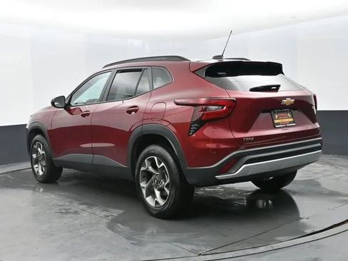 Used 2025 Chevrolet Trax LT w/ LT Convenience Package image 9