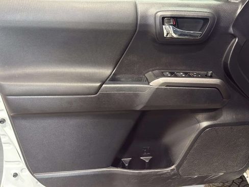 Used 2019 Toyota Tacoma SR5 AWD/4WD image 18