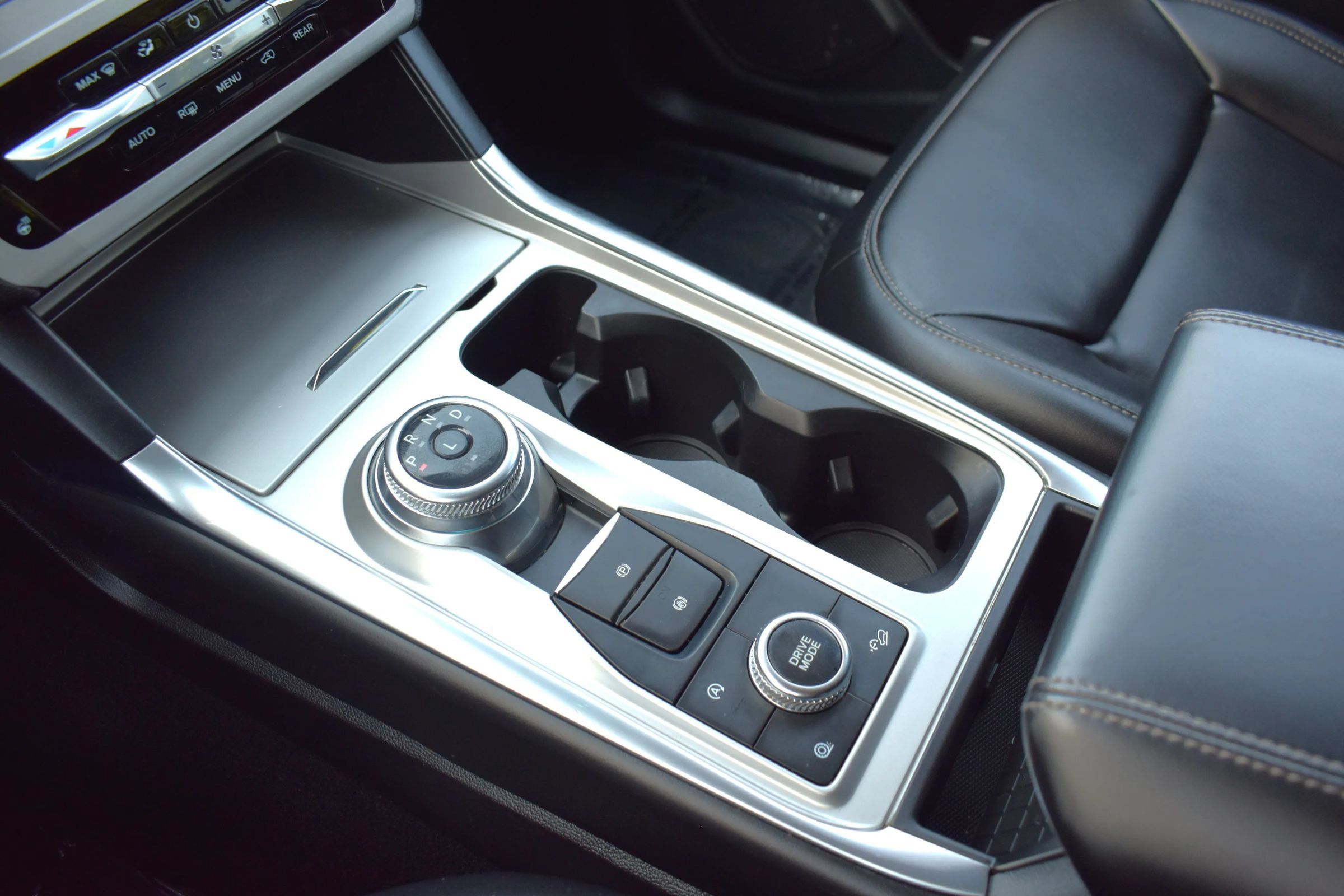 Used 2024 Ford Explorer XLT w/ Equipment Group 202A AWD/4WD image 70