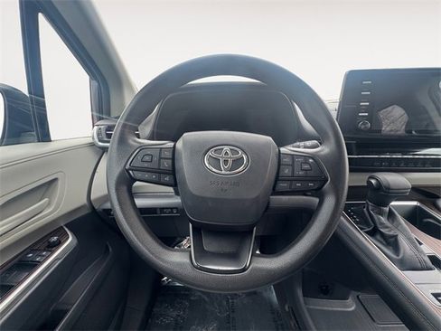Used 2022 Toyota Sienna LE image 12