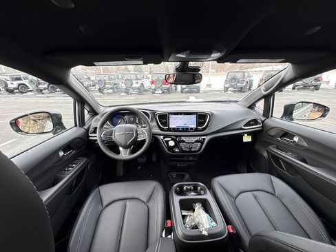 New 2026 Chrysler Pacifica Select image 12