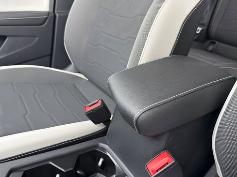 New 2025 Volkswagen Taos SE FWD image 23