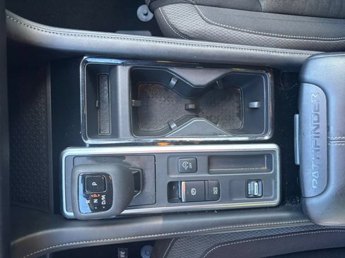 Used 2025 Nissan Pathfinder SV FWD image 46