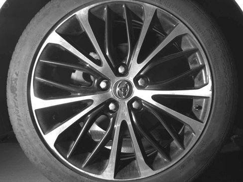 Used 2018 Toyota Camry SE image 11