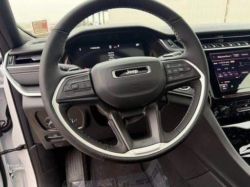 New 2025 Jeep Grand Cherokee Laredo image 23