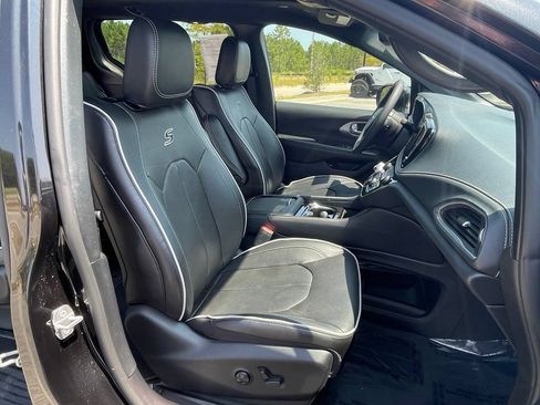 Used 2022 Chrysler Pacifica Limited w/ Uconnect Theater Family Group FWD image 49