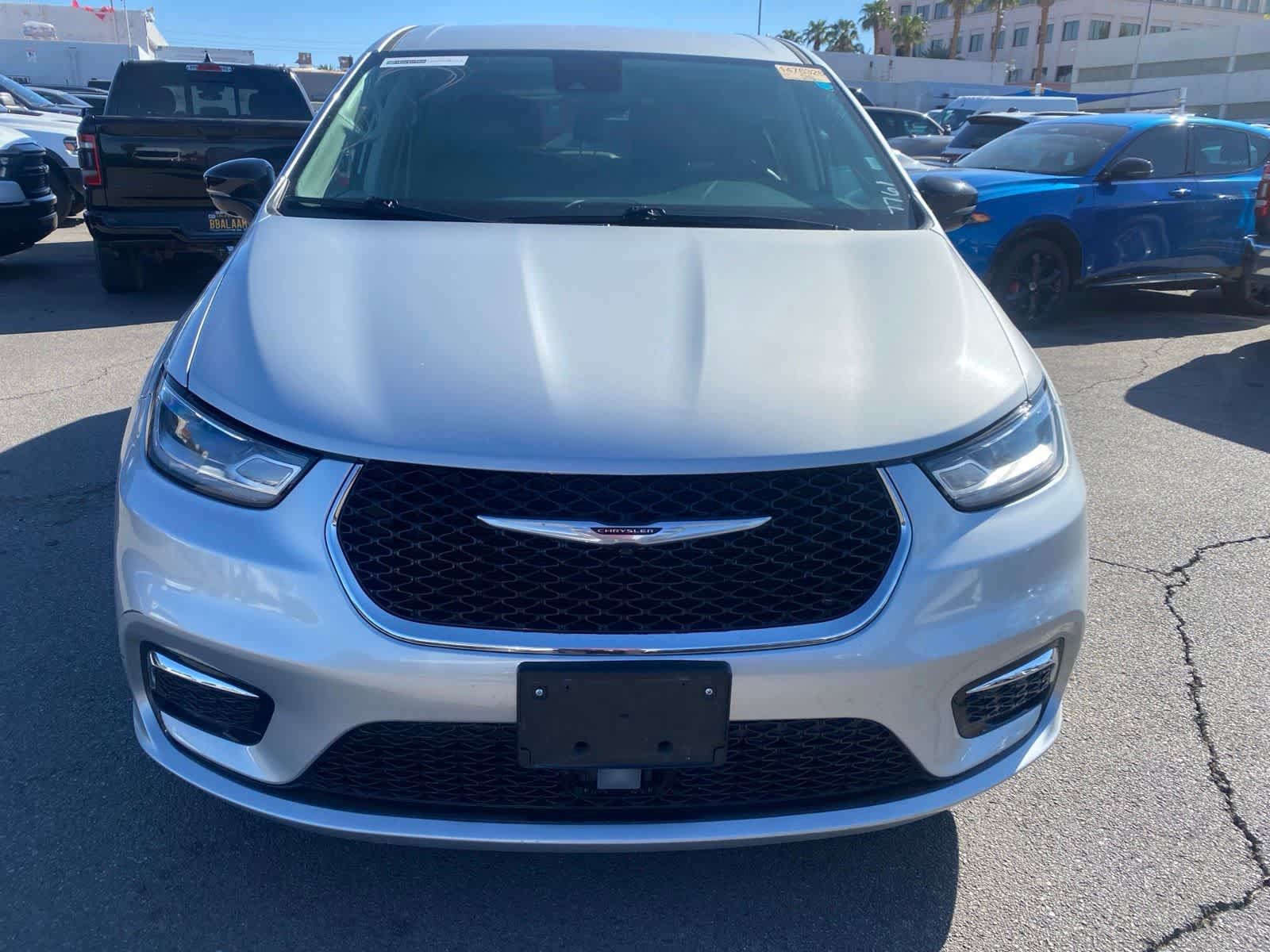 Used 2024 Chrysler Pacifica Limited FWD image 2