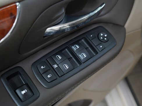 Used 2015 Chrysler Town & Country Touring-L w/ Driver Convenience Group FWD image 22