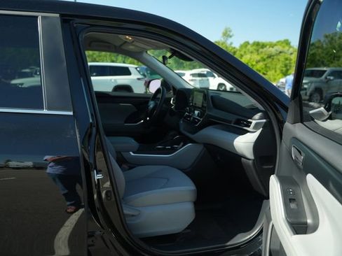 Used 2023 Toyota Highlander L FWD image 19