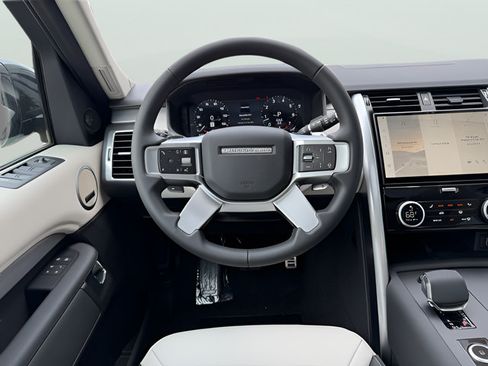 Certified 2026 Land Rover Discovery Limited Edition AWD/4WD image 14
