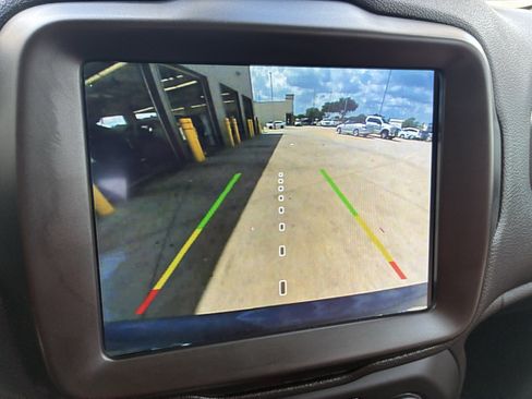 Used 2022 Jeep Renegade Latitude AWD/4WD image 16