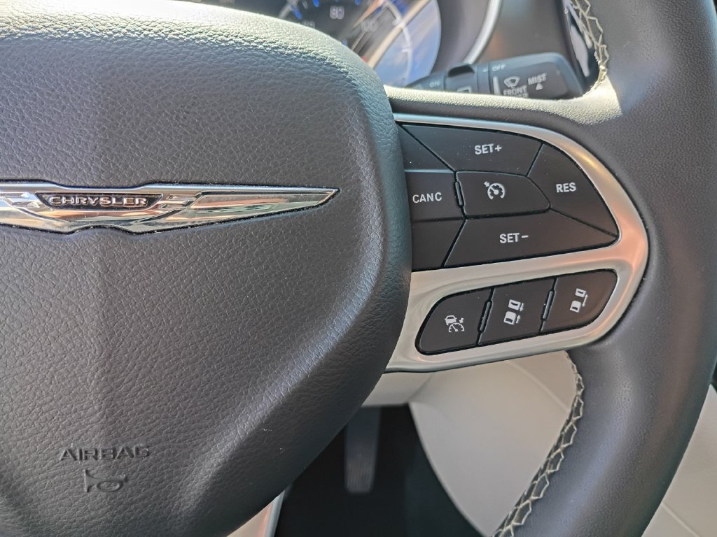Used 2024 Chrysler Pacifica Touring-L FWD image 19