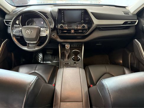 Used 2022 Toyota Highlander XLE AWD/4WD image 18