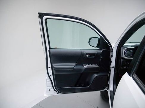 Used 2021 Toyota Tacoma Limited image 14