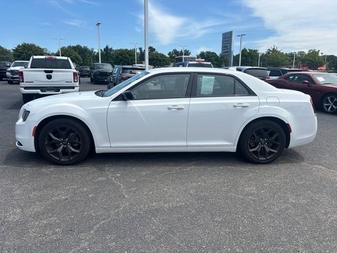 Used 2023 Chrysler 300 Touring w/ Sport Appearance Package RWD image 4