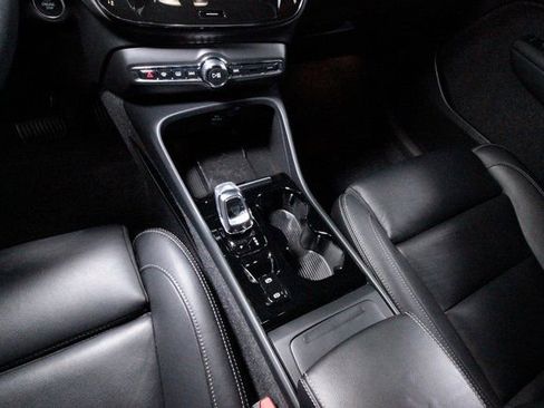 Certified 2025 Volvo XC40 B5 Plus image 9