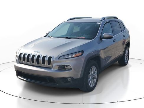 Used 2017 Jeep Cherokee Latitude w/ Cold Weather Group AWD/4WD image 2
