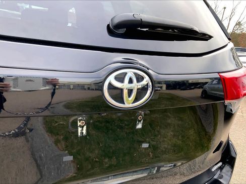 Used 2018 Toyota Highlander LE AWD/4WD image 30