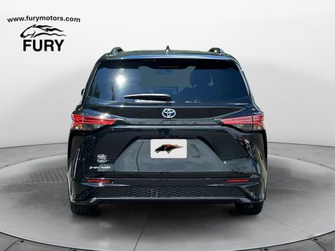 Used 2025 Toyota Sienna LE AWD/4WD image 4
