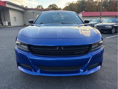 Used 2020 Dodge Charger SXT w/ Blacktop Package image 2