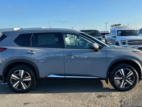 Used 2023 Nissan Rogue SL w/ SL Premium Package image 2