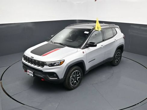 New 2026 Jeep Compass Trailhawk w/ Sun, Sound & Navigation Group AWD/4WD image 33