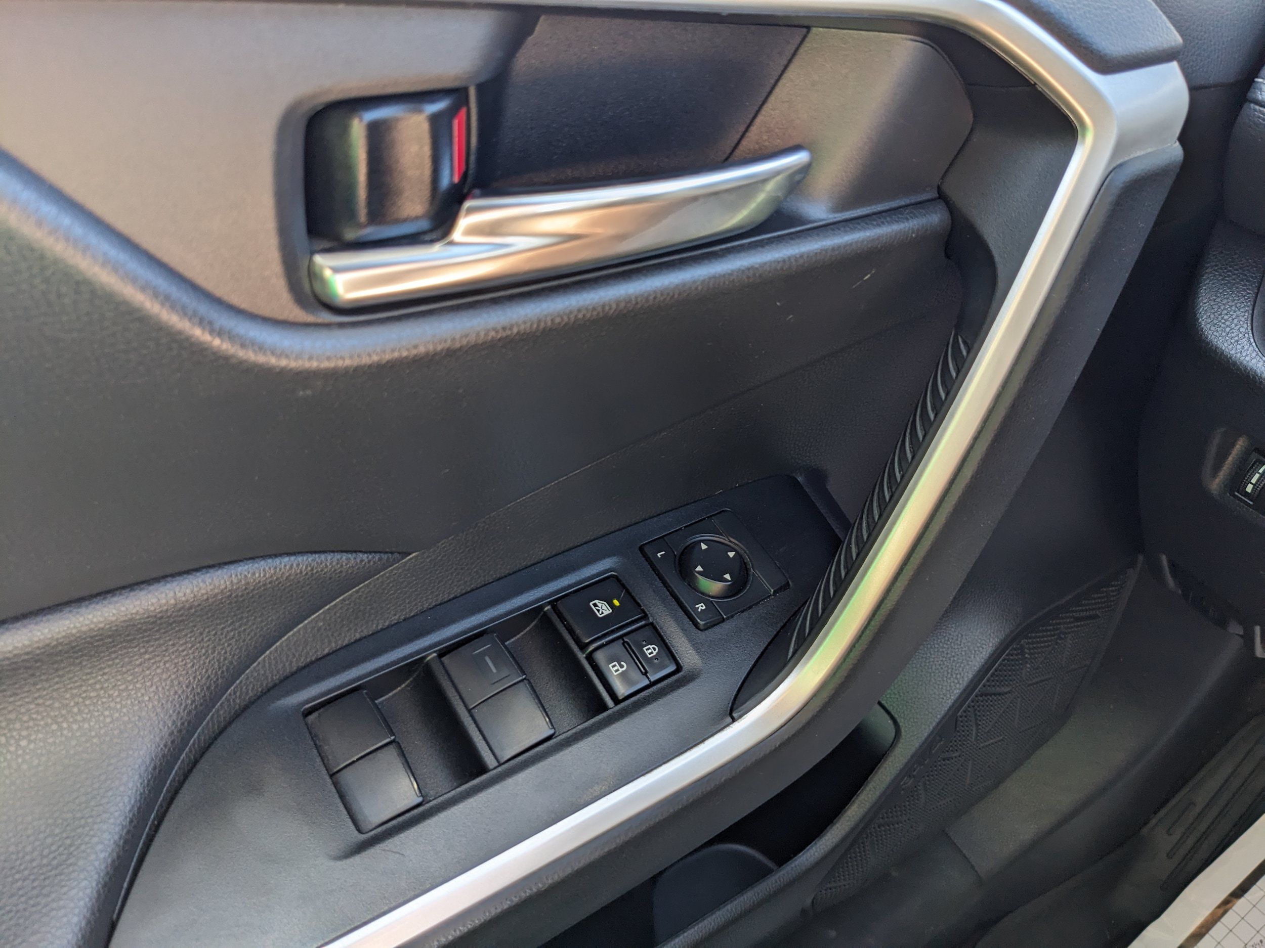 Used 2021 Toyota RAV4 XLE AWD/4WD image 30