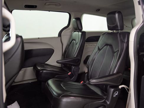 Used 2024 Chrysler Pacifica Touring-L FWD image 6