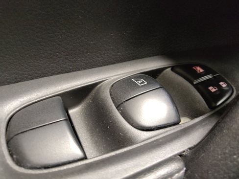 Used 2020 Nissan Rogue S image 27