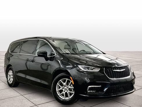 Used 2023 Chrysler Pacifica Touring-L FWD image 2