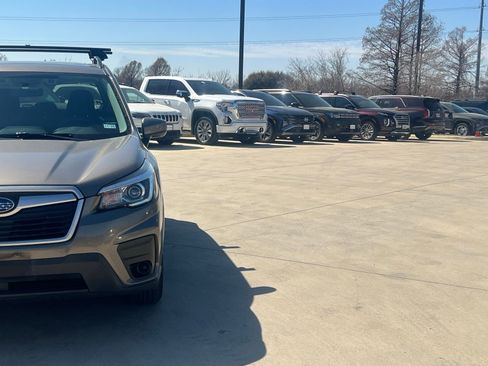 Used 2019 Subaru Forester Premium w/ All-Weather Package image 3