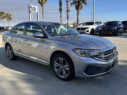 Used 2024 Volkswagen Jetta SE image 3