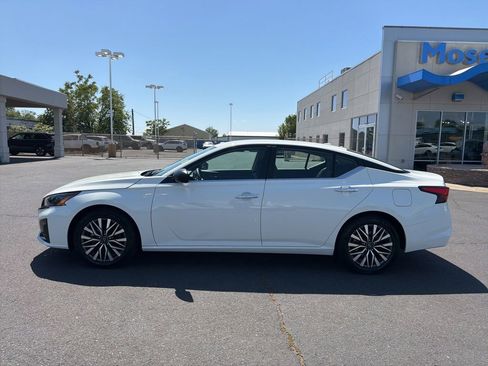 Used 2025 Nissan Altima 2.5 SV FWD image 2