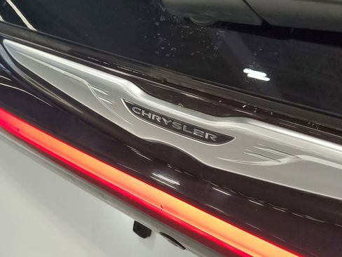 Used 2024 Chrysler Pacifica Touring-L image 5