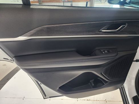 Certified 2025 Jeep Grand Cherokee L Limited w/ Black Appearance Package AWD/4WD image 13