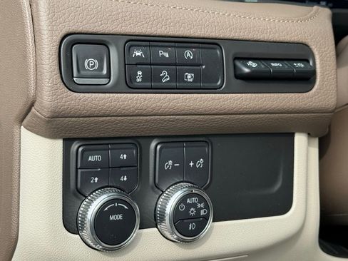 Used 2024 GMC Yukon XL Denali AWD/4WD image 24