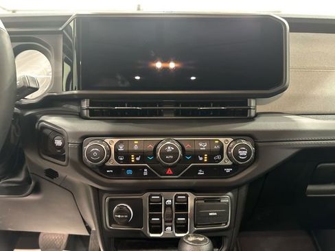 Used 2025 Jeep Wrangler Unlimited Sahara AWD/4WD image 10