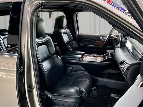 Used 2019 Lincoln Navigator Reserve AWD/4WD image 32