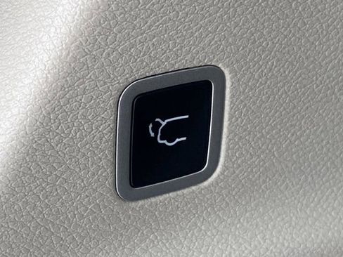 Used 2023 Chrysler Pacifica Touring-L FWD image 9