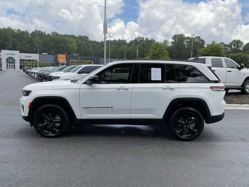 Used 2023 Jeep Grand Cherokee Limited w/ Black Appearance Package AWD/4WD image 2