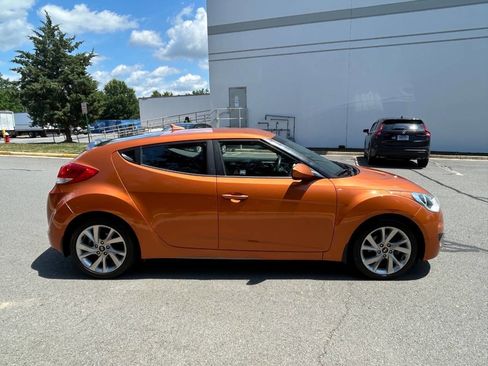 Used 2016 Hyundai Veloster image 2