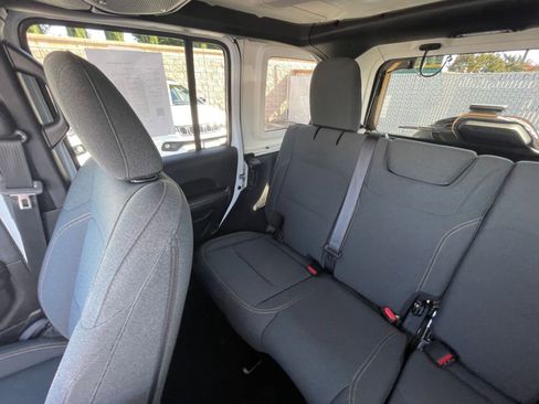 Used 2025 Jeep Wrangler Sahara image 38