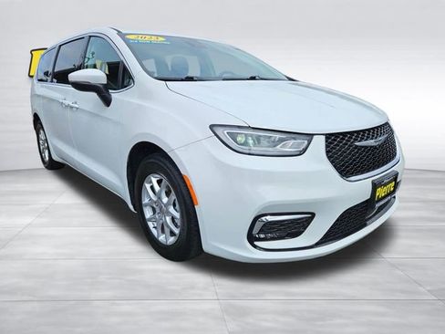 Used 2023 Chrysler Pacifica Touring-L FWD image 9